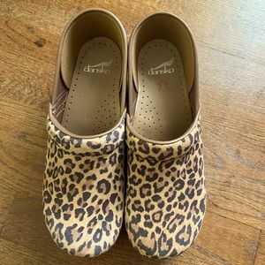 Super cute Dansko clogs.. leopard print. Suede material. size 40 (9.5)